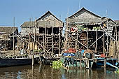 Tonle Sap - Kampong Phluk floating village - stilted houses